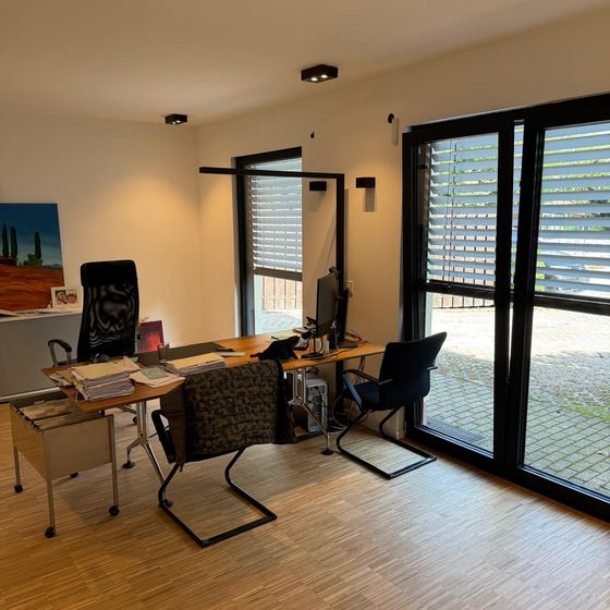 Beratungsplatz am Fenster