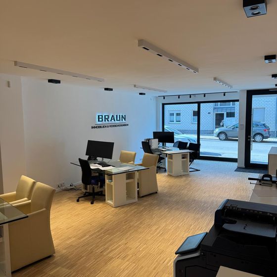 Helles Büro mit Arbeitsplätzen
